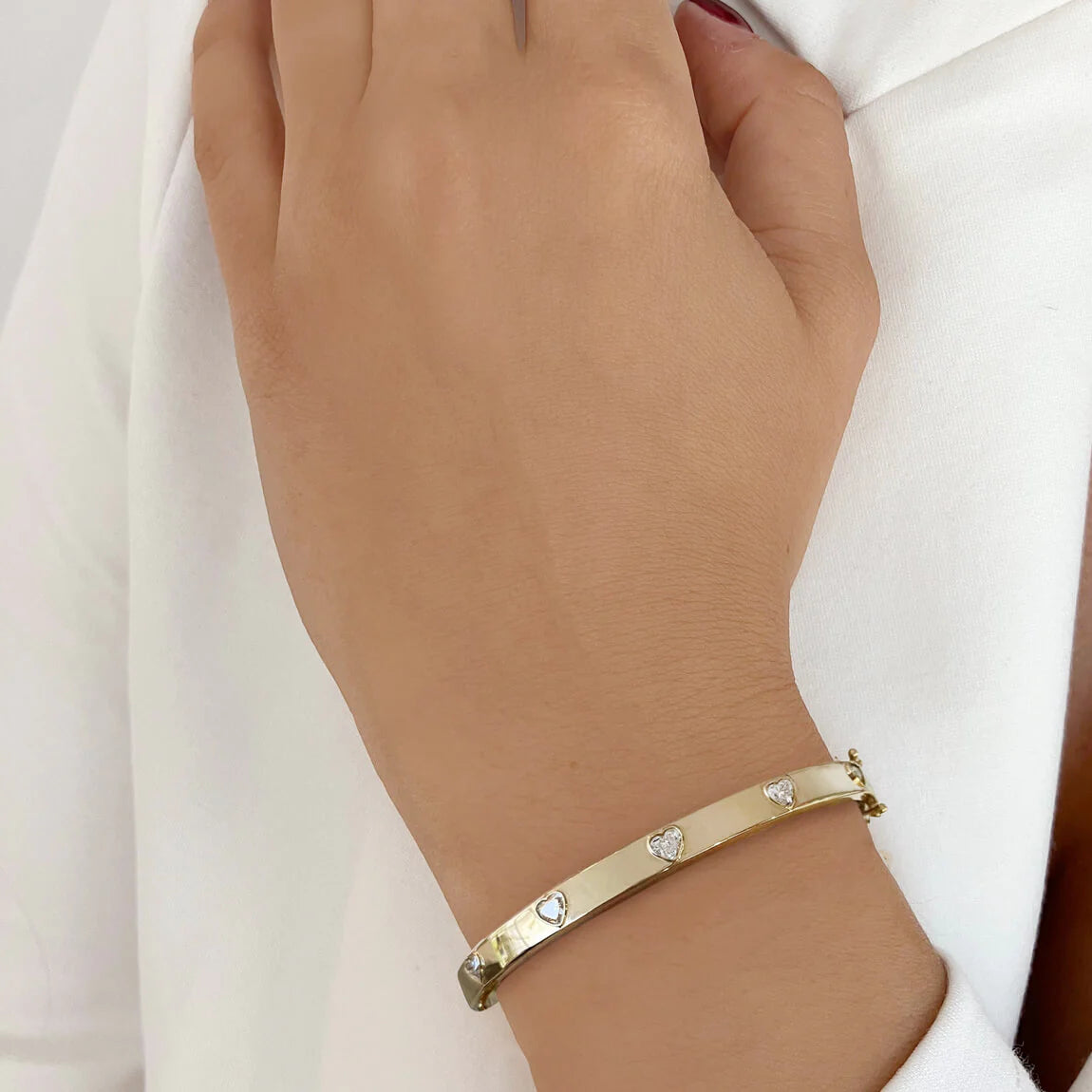 BEZEL DIAMOND HEART BANGLE